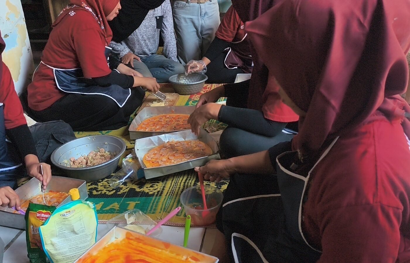 Dukungan TNI untuk Perempuan, TMMD ke-129 Gelar Pelatihan Pizza bagi Ibu-Ibu di Desa Luwung Kencana
