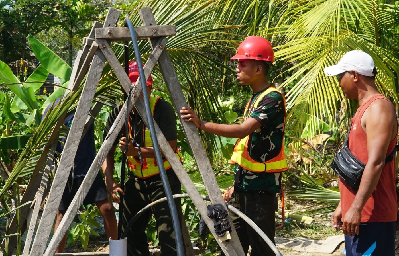 Kolaborasi Masyarakat dan Satgas TMMD dalam Memperbaiki Sumur Bor di Desa Bandar Raya
