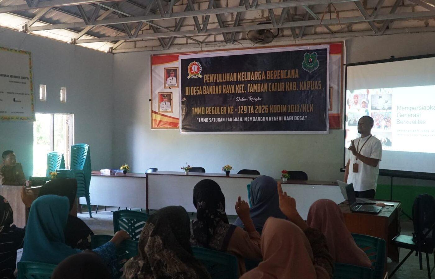 Pendidikan Keluarga Berencana bagi Warga Bandar Raya oleh Satgas TMMD Ke-129