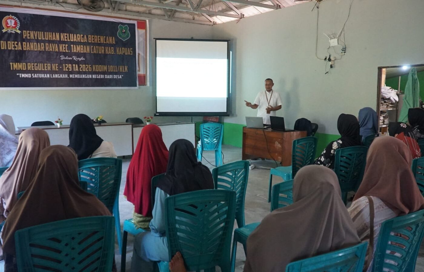 Semangat Masyarakat dalam Penyuluhan Keluarga Berencana di TMMD Ke-129