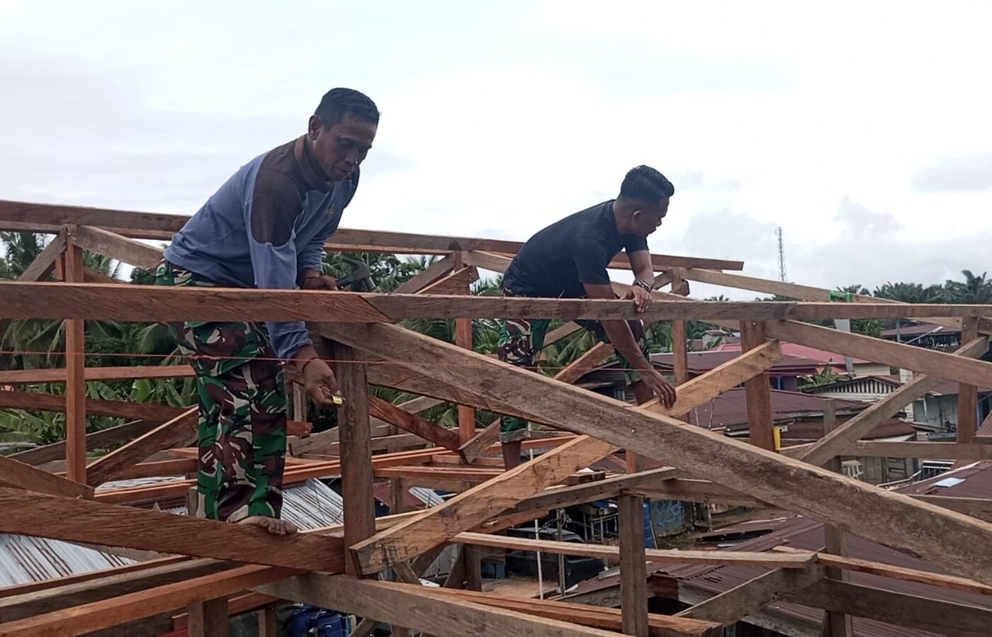 Percepatan Pembangunan Rumah Layak Huni untuk Warga Perbatasan oleh Satgas TMMD ke-129 Kodim 0911/Nunukan