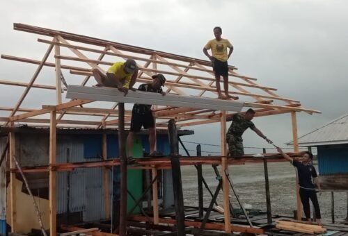 Pemasangan Lisplang Dalam Renovasi RTLH Ibu Syamsiah di Desa Umbele
