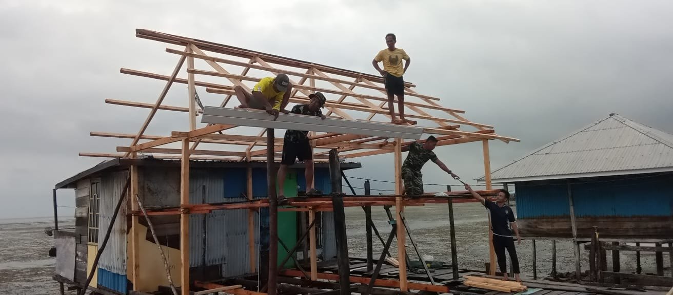 Pemasangan Lisplang Dalam Renovasi RTLH Ibu Syamsiah di Desa Umbele