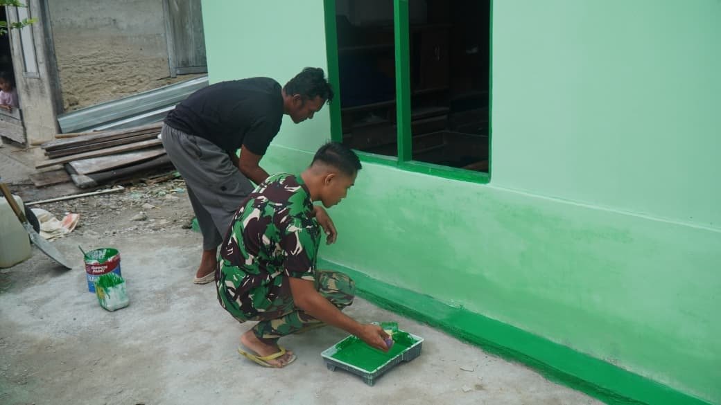 Progres Positif Pemasangan Pintu dan Pengecatan RTLH di Desa Umbele Lama