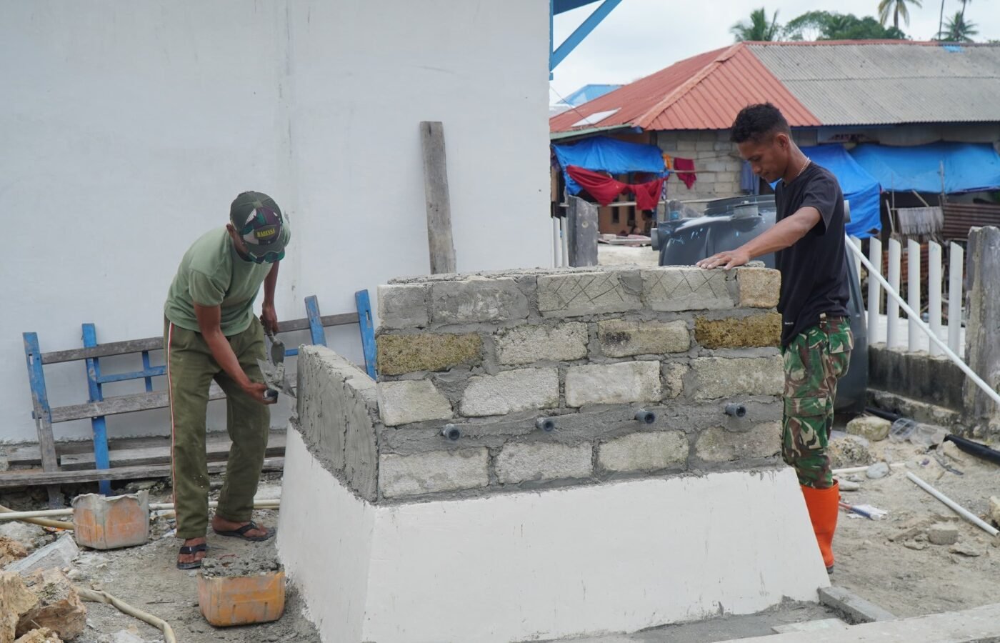 Proyek Penyediaan Air Bersih di Desa Umbele Lama Terus Berjalan, Satgas TMMD Lakukan Pemasangan Tandon