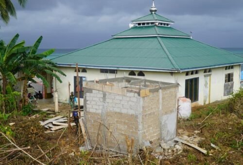 Progres Pembangunan MCK di Desa Polewali Memasuki Tahap Pembongkaran Tiang Cor