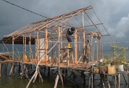 Progres Renovasi RTLH Bapak Nardianto di Desa Polewali: Pemasangan Atap dan Kalsiboard
