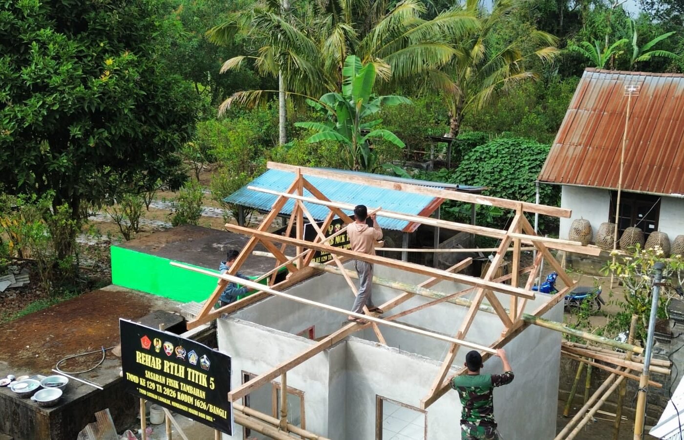 Kebersamaan TNI dan Warga Dalam Pemasangan Atap RTLH di Sekardadi