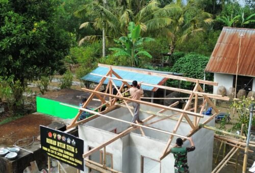 Kebersamaan TNI dan Warga Dalam Pemasangan Atap RTLH di Sekardadi