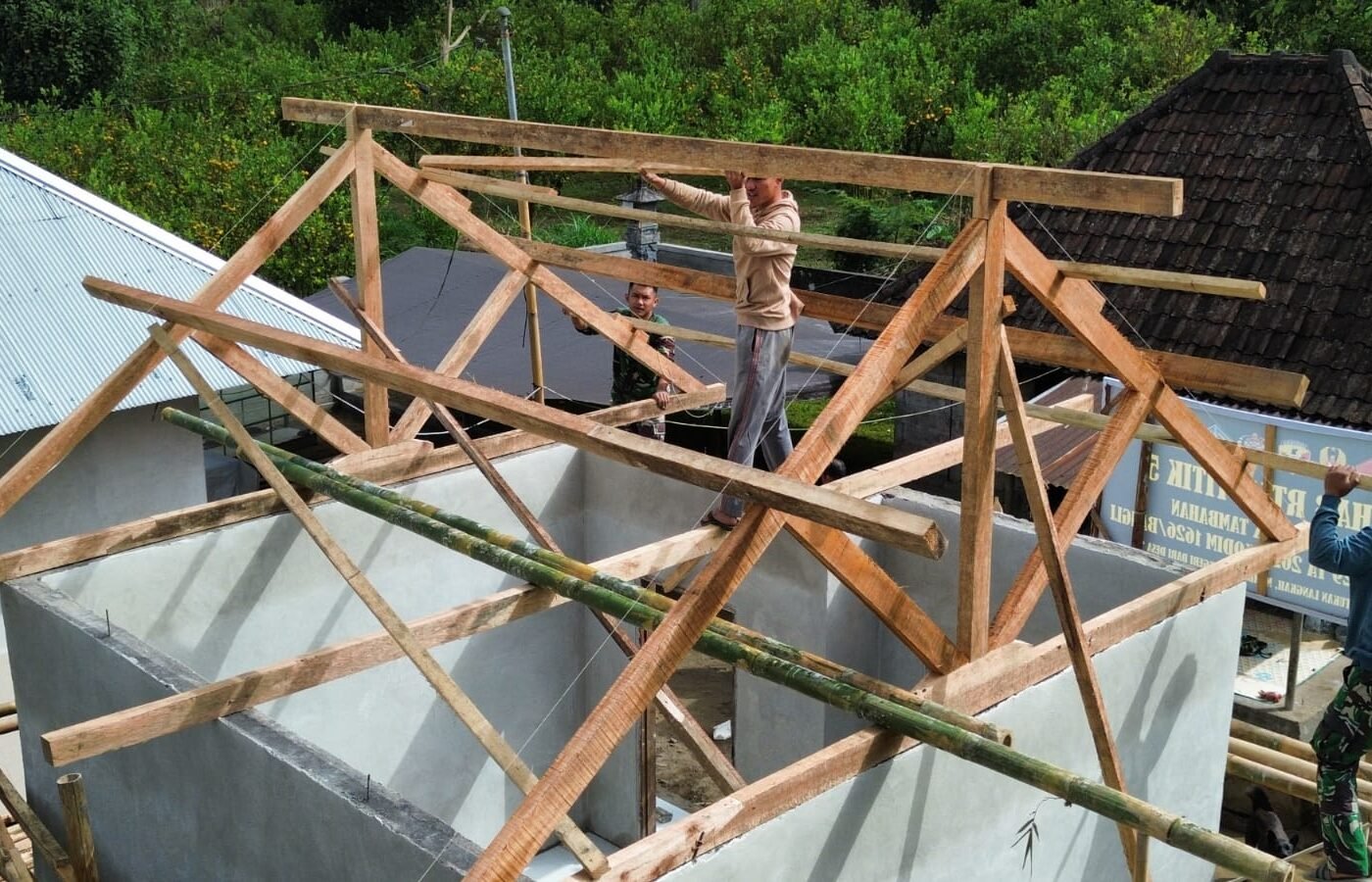 Pembangunan Atap Rumah Bapak Ketut Surija Dalam Proyek RTLH TMMD Ke-129