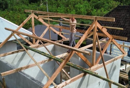 Pembangunan Atap Rumah Bapak Ketut Surija Dalam Proyek RTLH TMMD Ke-129