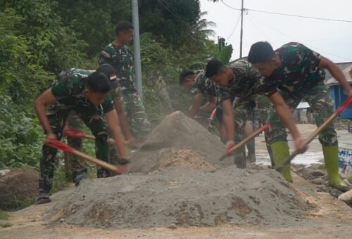 Kegiatan Pembangunan Jalan Beton di Desa Polewali oleh Satgas TMMD Ke-129