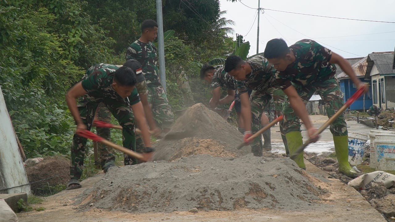 Kegiatan Pembangunan Jalan Beton di Desa Polewali oleh Satgas TMMD Ke-129