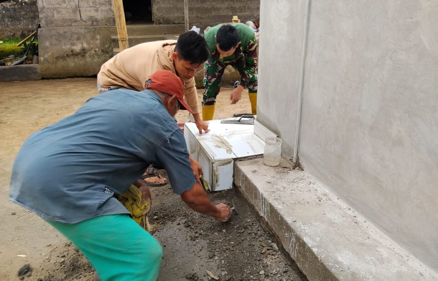 Semangat Kebersamaan Memperkuat Tim TMMD Ke-129 Dalam Pemasangan Keramik RTLH
