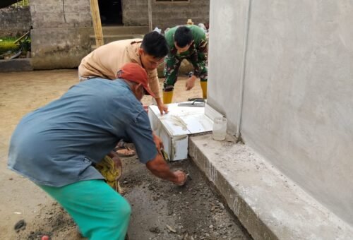 Semangat Kebersamaan Memperkuat Tim TMMD Ke-129 Dalam Pemasangan Keramik RTLH