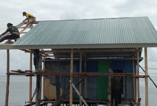 Progres Pemasangan Atap RTLH untuk Ibu Syamsiah di Desa Umbele oleh Satgas TMMD Ke-129