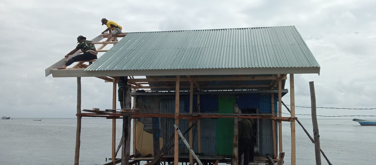 Progres Pemasangan Atap RTLH untuk Ibu Syamsiah di Desa Umbele oleh Satgas TMMD Ke-129