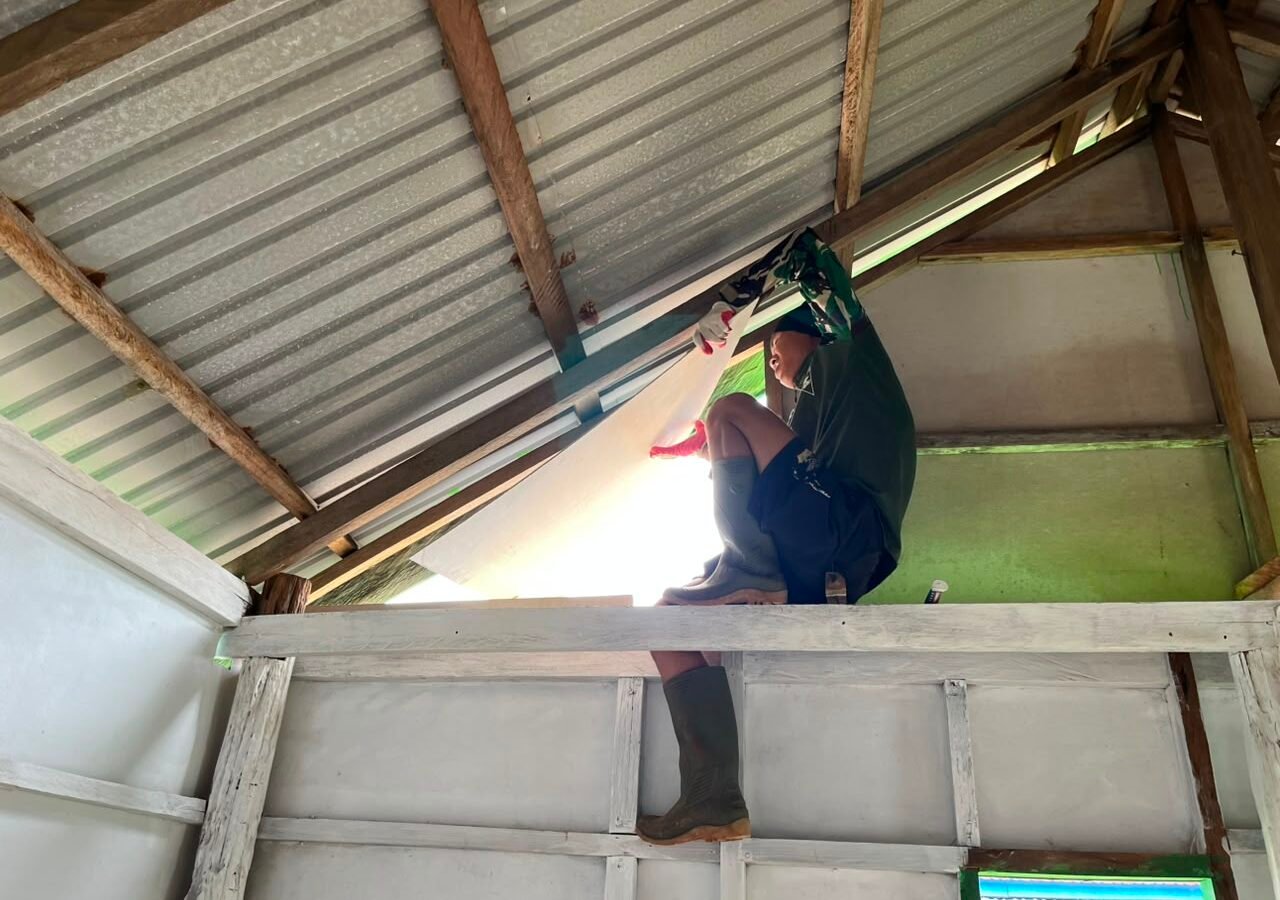 Progres Pemasangan Kalsiboard untuk RTLH Ibu Salawiyah oleh Satgas TMMD Ke-129 di Desa Polewali