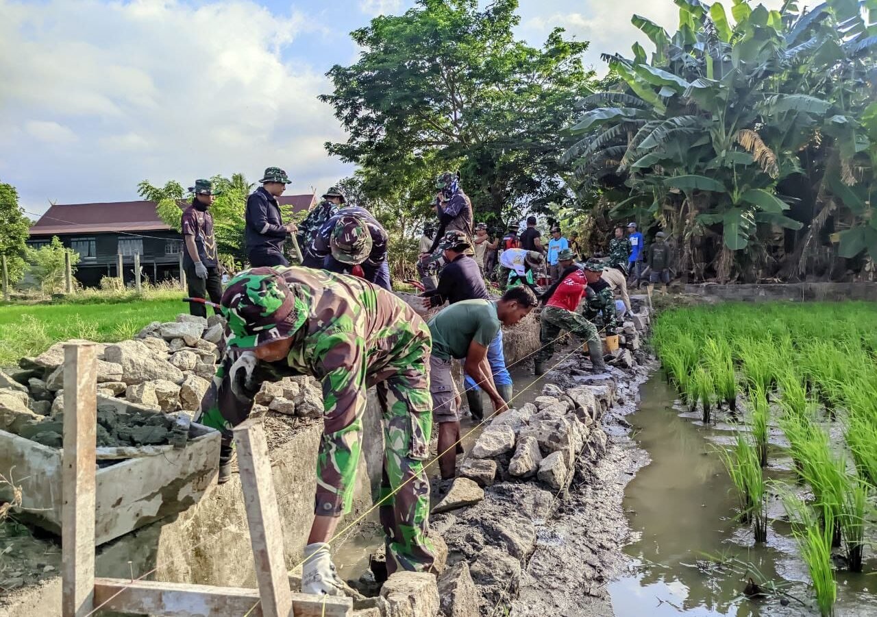 Kerja Sama Satgas TMMD dan Penduduk Percepat Proyek di Desa Tanratuo