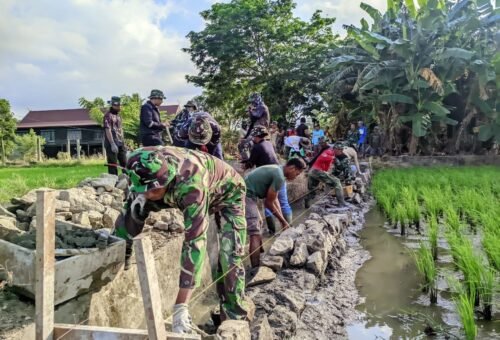 Kerja Sama Satgas TMMD dan Penduduk Percepat Proyek di Desa Tanratuo