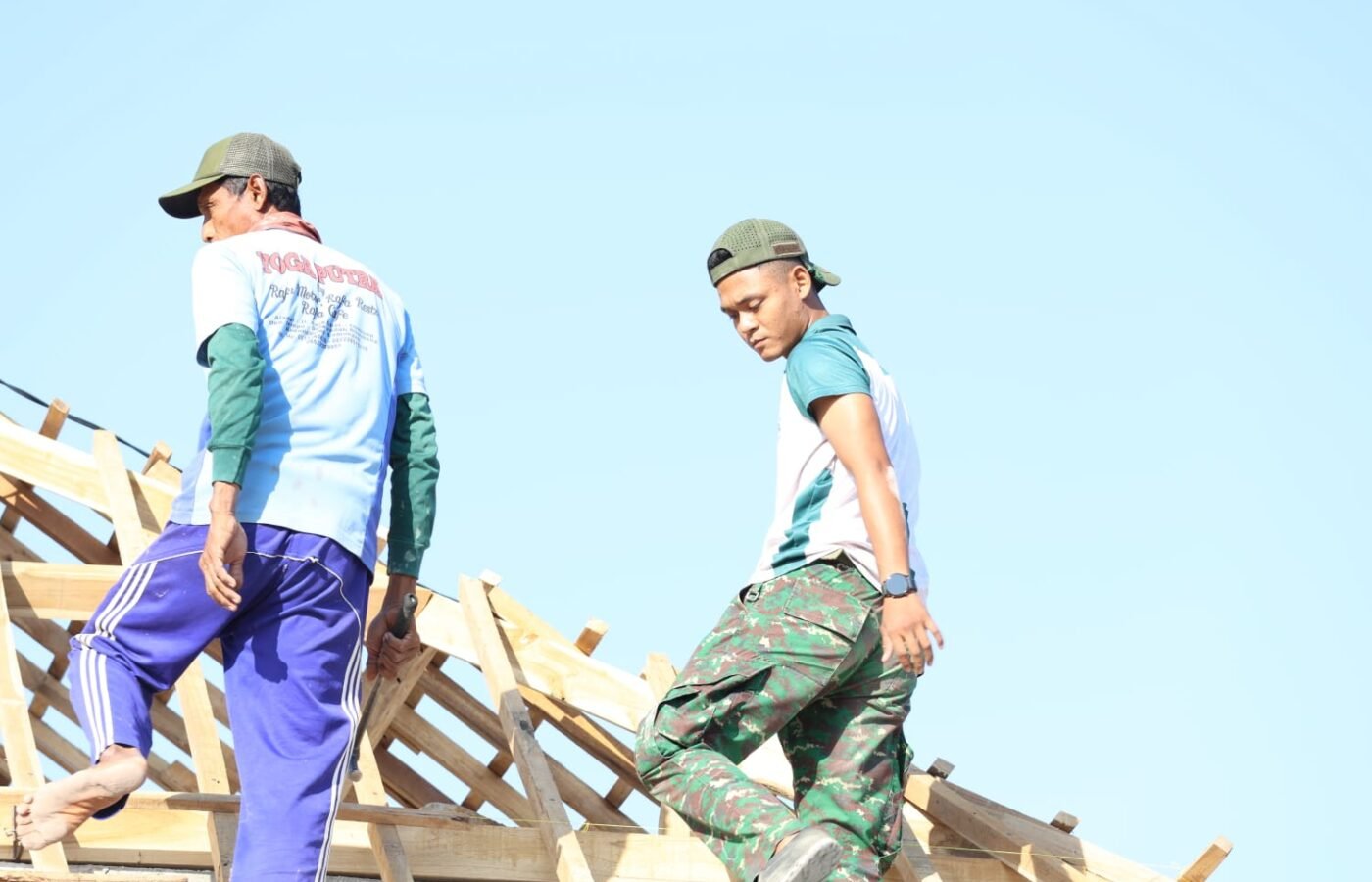 Sinergi TNI dan Masyarakat dalam Proyek RTLH TMMD Ke-129 di Lamongan