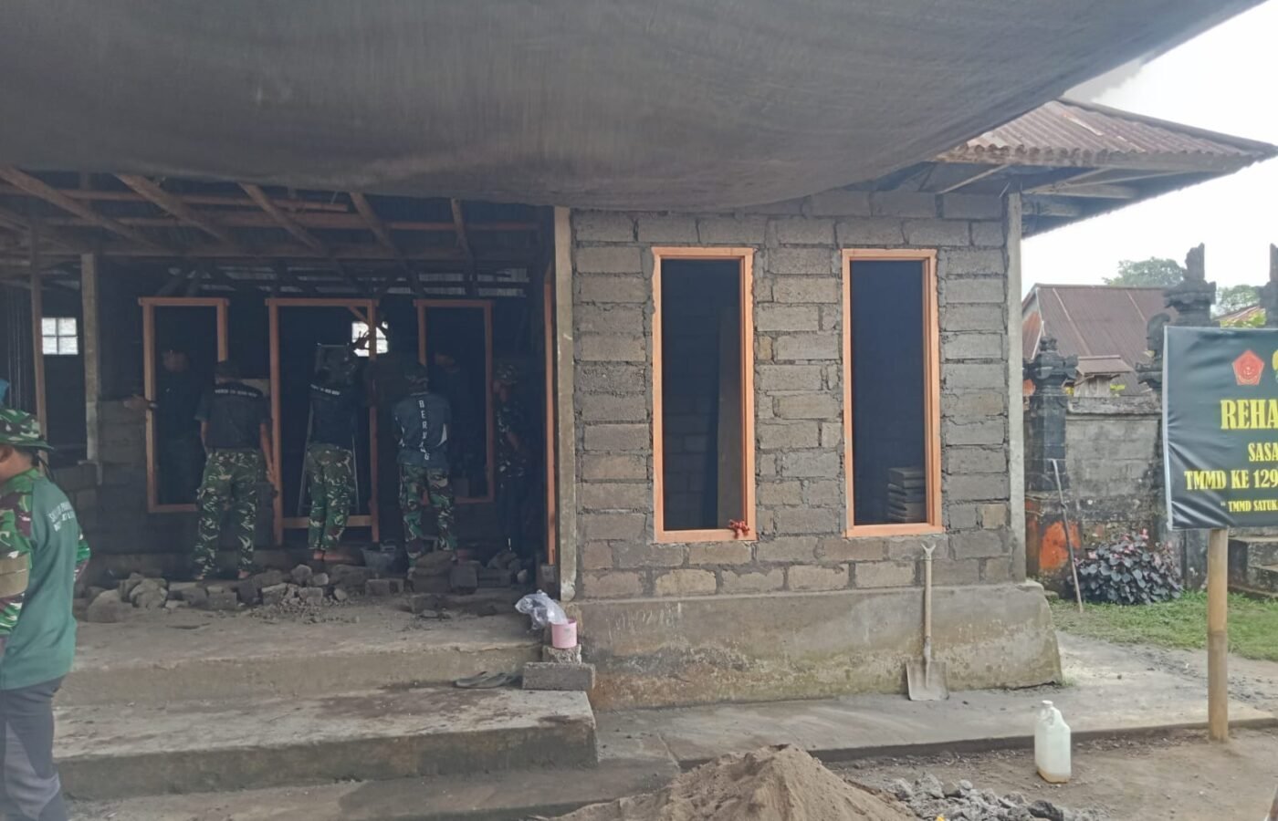Kerja Sama Satgas TMMD dan Masyarakat Mempercepat Renovasi Rumah Wayan Paste