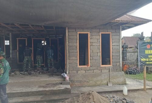 Kerja Sama Satgas TMMD dan Masyarakat Mempercepat Renovasi Rumah Wayan Paste