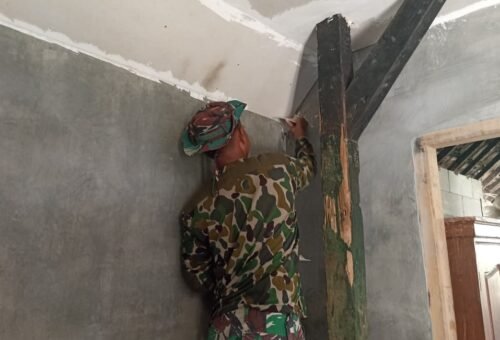 Karya Bhakti Prajurit dalam Renovasi RTLH, Satgas TMMD Ke-129 Kodim 0812/Lamongan Ciptakan Tempat Tinggal yang Layak