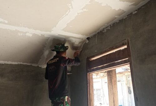 Pemasangan Plafon di Program TMMD, Rumah Warga Jadi Lebih Nyaman