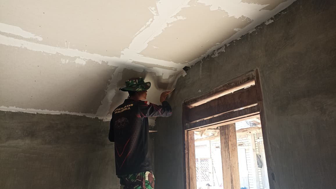 Pemasangan Plafon di Program TMMD, Rumah Warga Jadi Lebih Nyaman