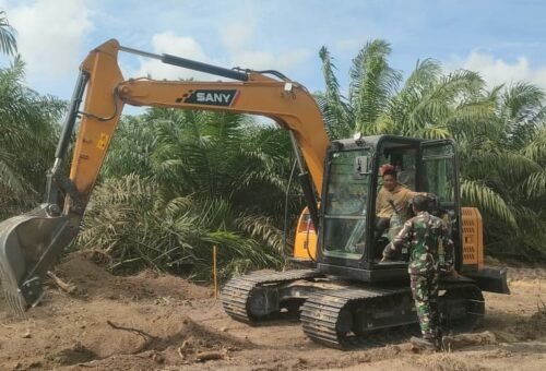 Optimalisasi Infrastruktur Jalan, Satgas TMMD Ke-129 Kodim 0413/Bangka Turunkan Alat Berat di Desa Deniang