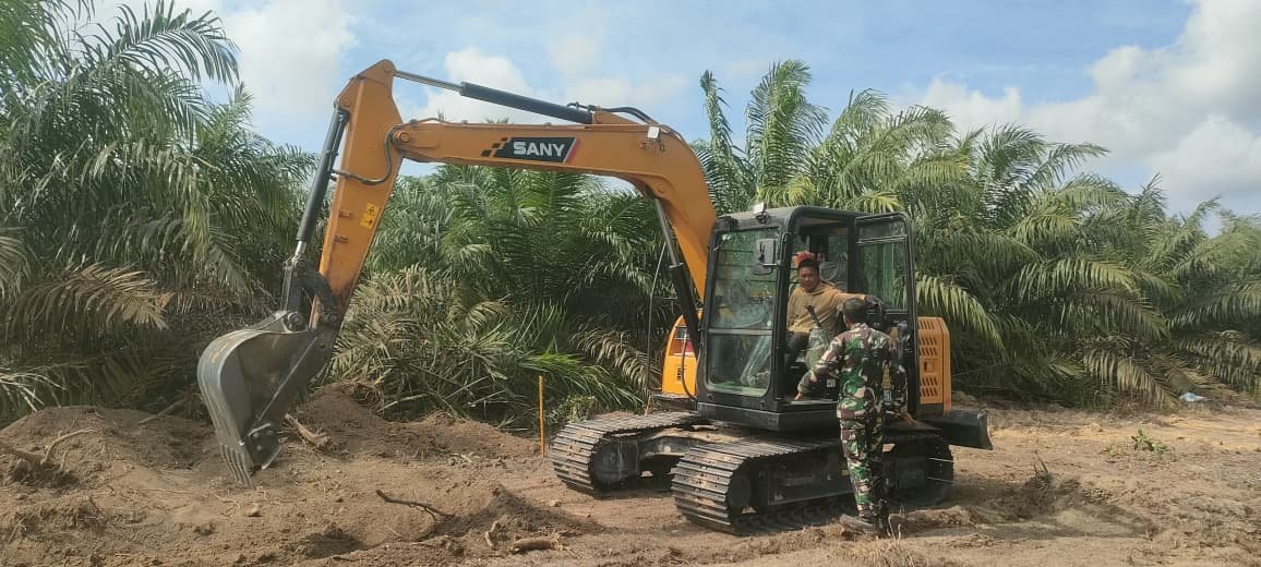 Optimalisasi Infrastruktur Jalan, Satgas TMMD Ke-129 Kodim 0413/Bangka Turunkan Alat Berat di Desa Deniang