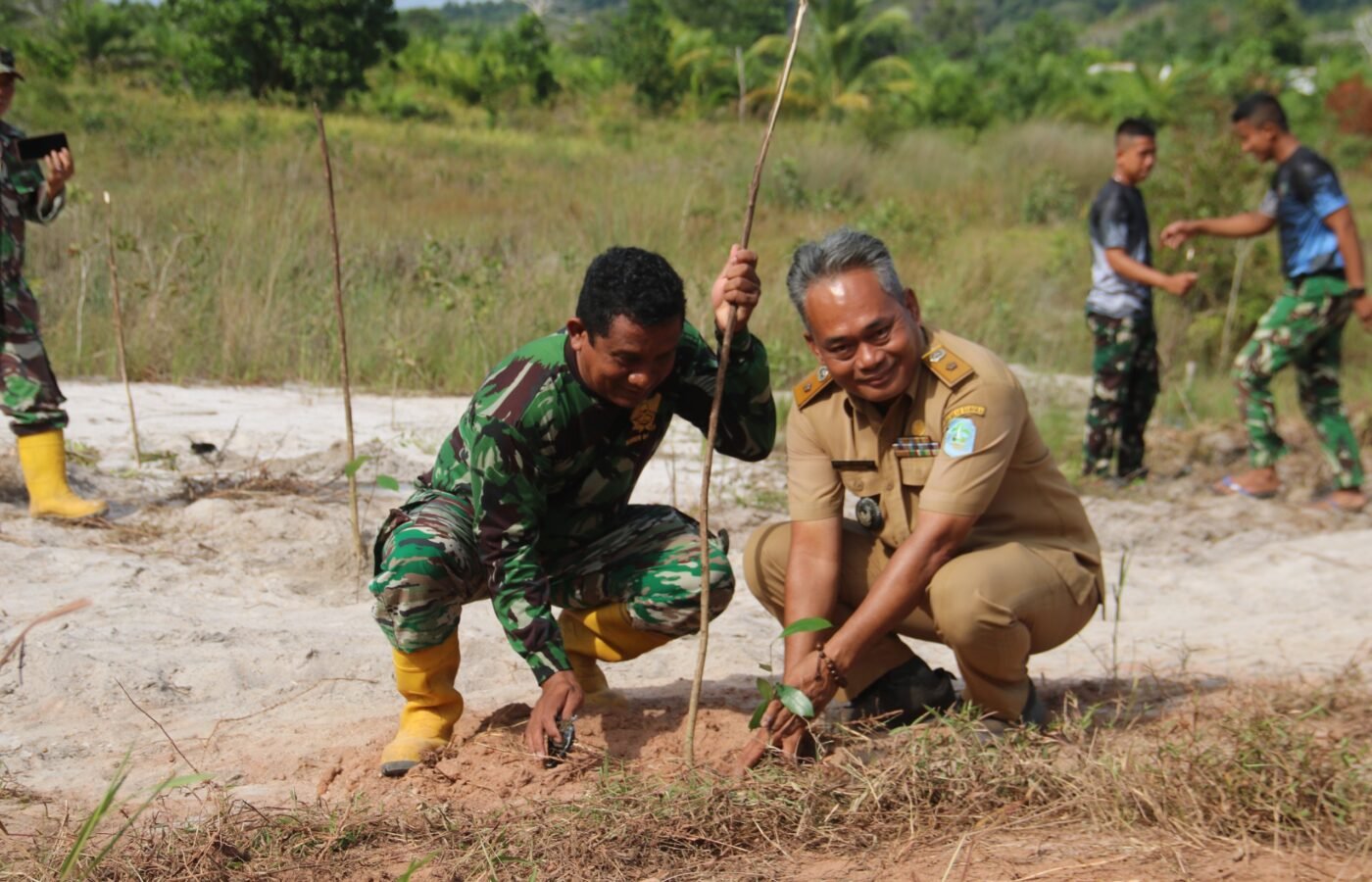 Program TMMD ke-129: Satgas Kodim 0413/Bangka Tanam Pohon untuk Lingkungan yang Lebih Sehat