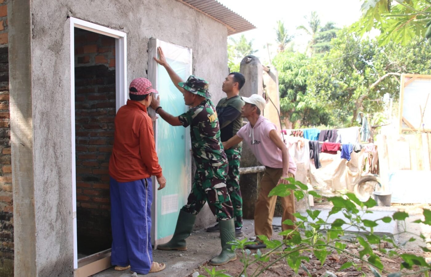 Sinergi TNI dan Masyarakat, Pemasangan Pintu MCK di Desa Baru Raharja