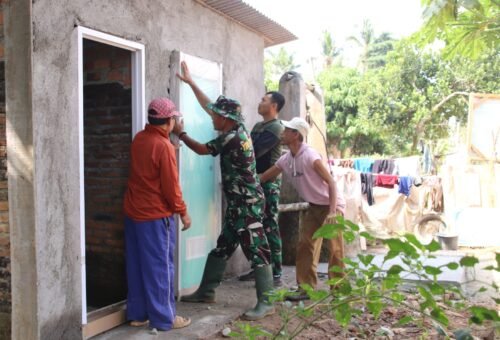 Sinergi TNI dan Masyarakat, Pemasangan Pintu MCK di Desa Baru Raharja