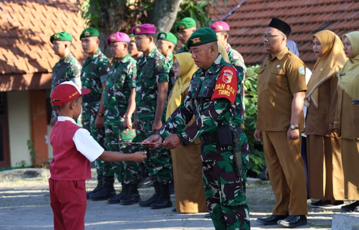 Kesadaran Nasionalisme Anak Didik Ditingkatkan oleh Lettu Czi Jamil di SDN 1 Tlemang