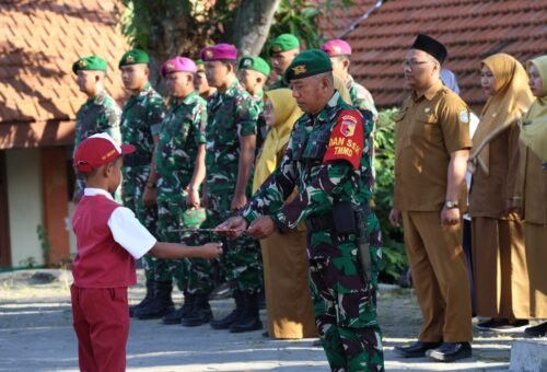 Kesadaran Nasionalisme Anak Didik Ditingkatkan oleh Lettu Czi Jamil di SDN 1 Tlemang