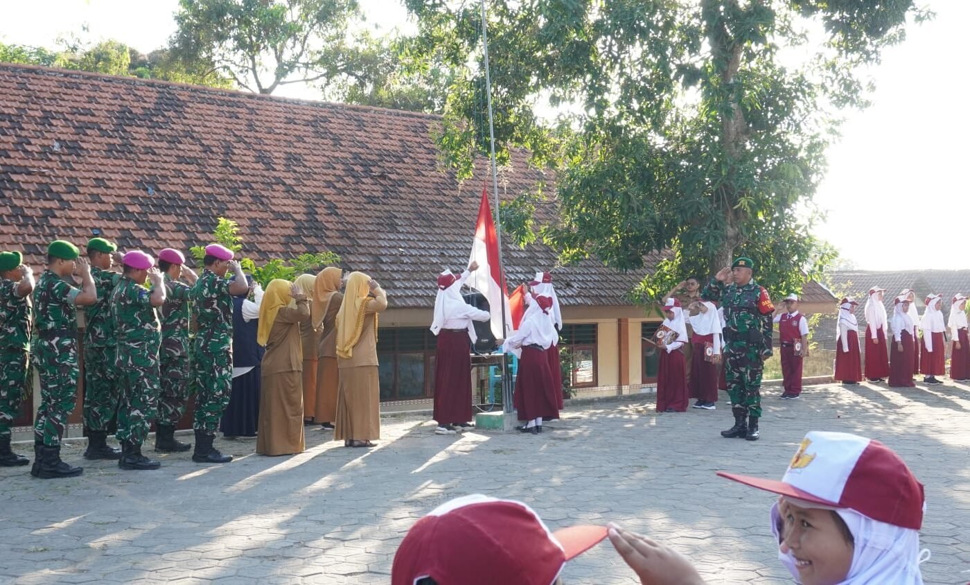 Mendorong Disiplin Sejak Usia Dini, Lettu Czi Jamil Inspirasi Siswa SDN 1 Tlemang Saat Upacara Bendera