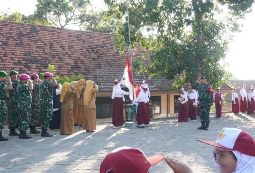 Mendorong Disiplin Sejak Usia Dini, Lettu Czi Jamil Inspirasi Siswa SDN 1 Tlemang Saat Upacara Bendera
