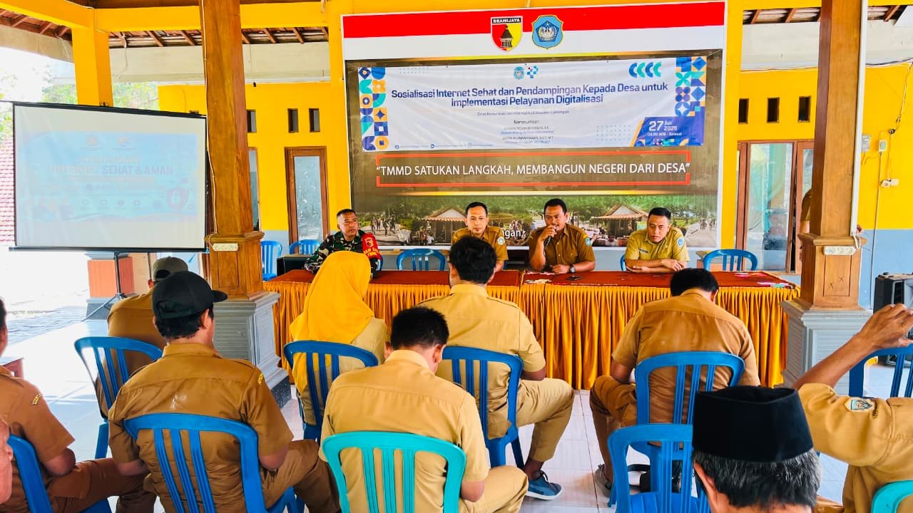 Pendampingan Program Digitalisasi Desa oleh Danki Satgas TMMD Ke-129