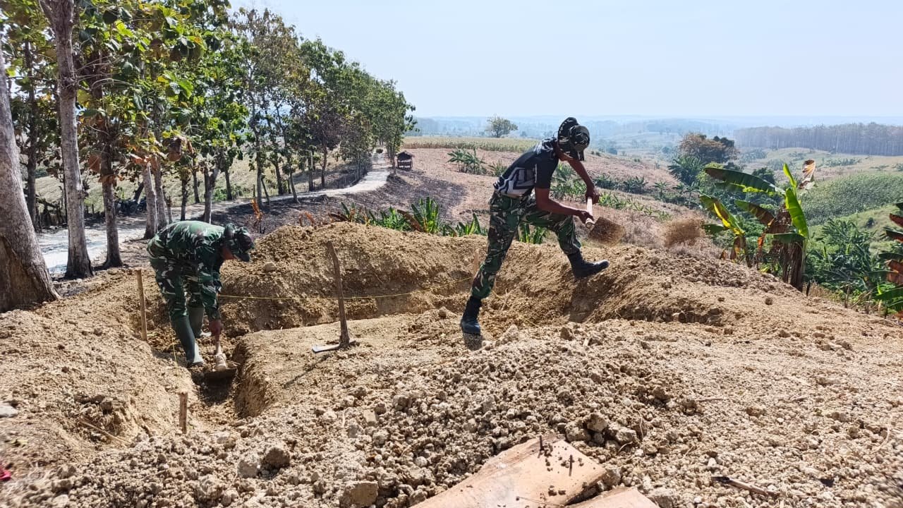 Kerja Keras Bersama, Satgas TMMD Ke-129 Mulai Pembangunan Tandon Air di Desa Tlemang