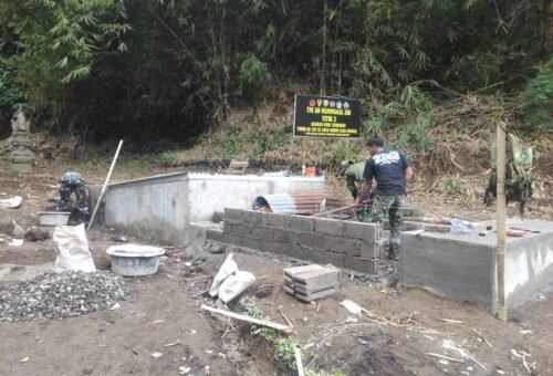 Pembangunan Tembok Bilik Pemandian Umum oleh Satgas TMMD Ke-129 di Banjar Pule