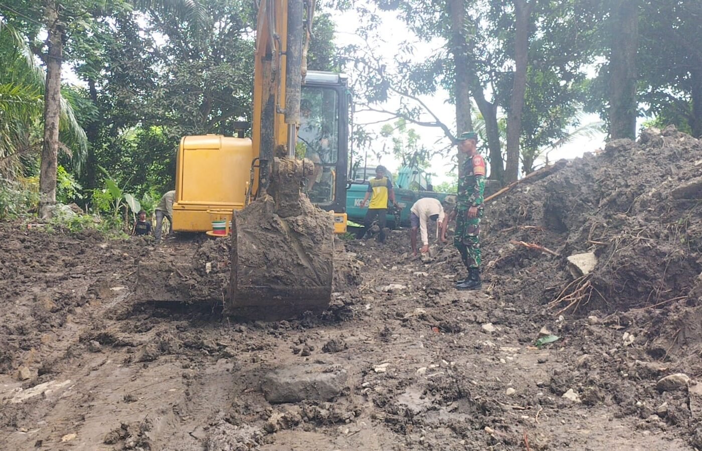 Kodim 0911/Nunukan Kerahkan Alat Berat untuk Percepat Pembangunan Jalan TMMD ke-129 di Liang Bunyu