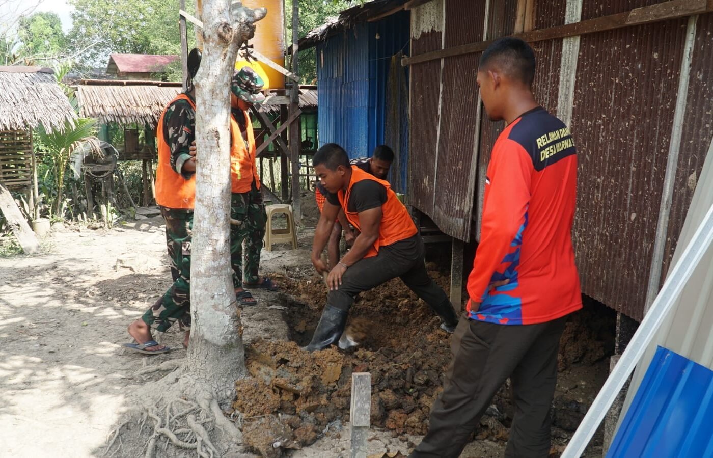 Kolaborasi Antara Satgas TMMD dan Masyarakat dalam Pembangunan MCK Ibu Siti Jahrah