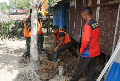 Kolaborasi Antara Satgas TMMD dan Masyarakat dalam Pembangunan MCK Ibu Siti Jahrah