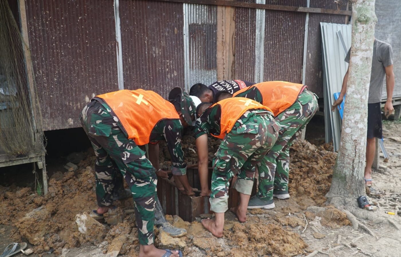 Pembangunan Fasilitas Sanitasi Melalui TMMD Kodim 1011/KLK untuk Warga Desa Bandar Raya