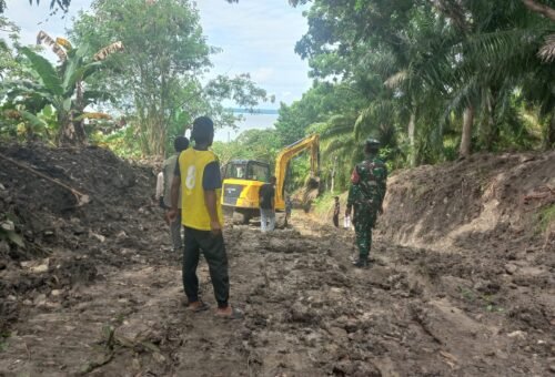 Gotong Royong Warnai Pembangunan Jalan TMMD ke-129 di Desa Liang Bunyu