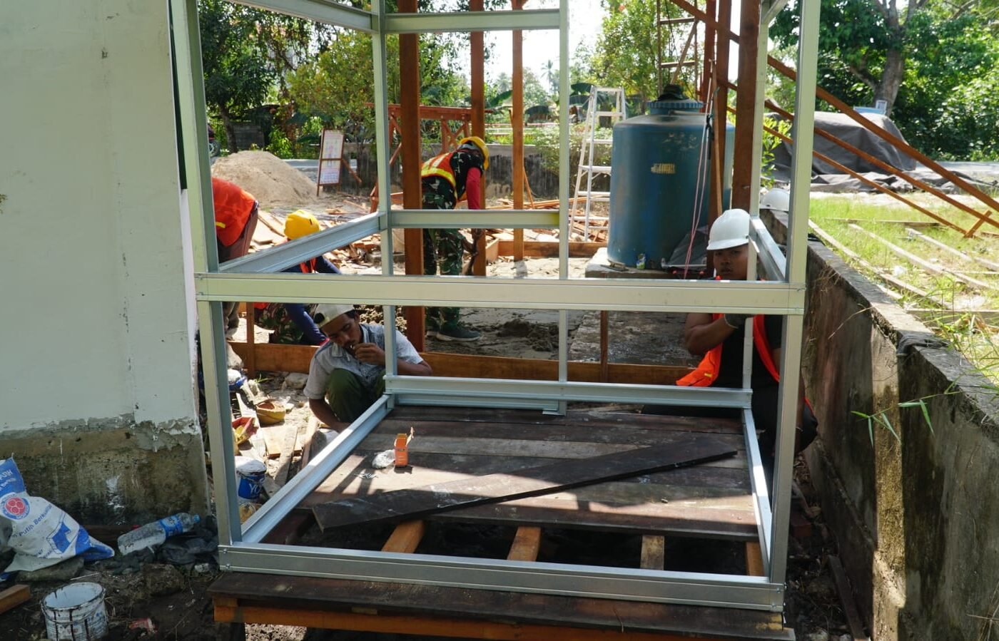 Percepatan Pembangunan MCK Sasaran 5 Oleh Satgas TMMD Ke-129 Kodim 1011/KLK