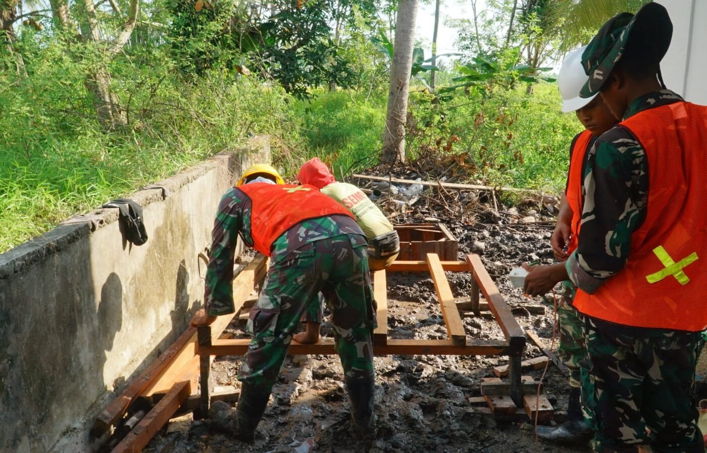 Kerjasama Satgas TMMD dan Masyarakat dalam Pembangunan MCK di Desa Bandar Raya