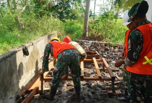 Kerjasama Satgas TMMD dan Masyarakat dalam Pembangunan MCK di Desa Bandar Raya